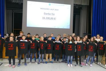 Das Bild zeigt die Klasse 5c, die als Anerkennung für ihr herausragendes Spendenergebnis mit T-Shirts ausgezeichnet wurde.  