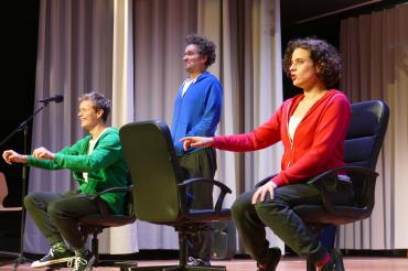 Das Bild zeigt die drei Schauspieler in Aktion auf der Bühne der Realschule Maria Stern. 