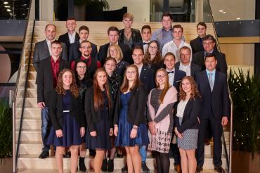 Ehrung des Ausbildungsjahrgangs 2019: Die Zott-Berufsanfänger mit ihren Ausbildern.