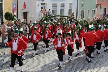 Das Bild zeigt den Schäfflertanz der Stadt Wemding.