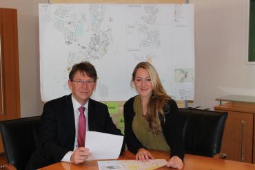Das Bild zeigt Landrat Stefan Rößle und Konversionsmanagerin Barbara Wunder bei der Planung der Wohnraumstudie für den Landkreis Donau-Ries.