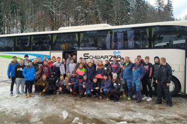 Das Bild zeigt 35 Jugendliche des Rieser Ski- und Snowboardclubs Nördlingen e.V. im Sportcamp in Inzell.