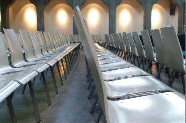 Das Bild zeigt viele Stuhlreihen.