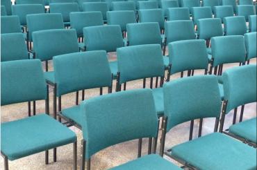 Das Bild zeigt viele Stuhlreihen.