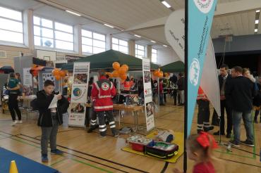 Das Bild zeigt den "Tag der Vereine" in der Wemdinger Stadthalle.