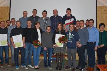 Das Bild zeigt die Ehrung der Firmenjubilare der Taglieber Holzbau GmbH aus Oettingen.