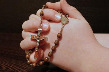 Das Bild zeigt betende Hände.