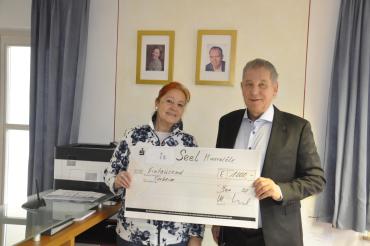 Das Bild zeigt die Spendenübergabe der Seel Mineralöl GmbH & Co. KG an das Tierheim im Hamlar.