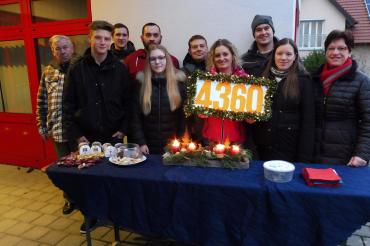 Sie freuen sich über einen Spendenerlös von 4.360 Euro beim Münsterer Adventskalender 2019: v. l.: Erika Liebsch, Viktoria und Wolfgang Lichtenstern, Yvonne und Dietmar Schmid, Constanze Heinrich, Christopher Braun, Tobias Halbmeir und Tobias Jakob (für die Landjugend und die Freiwillige Feuerwehr) Dietmar Stangl (für den Kirchenwirt), auf dem Bild fehlend die Vertreter des Gartenbauvereins. 