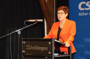 Kramp-Karrenbauer, Pult