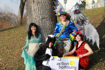 Gisela Bandhauer, Johannes Müller, Karin Stippler, Andrea Haslacher und Lena Tuschl (von links) von der aktion hoffnung präsentieren die bunte Vielfalt an Secondhand-Faschingskostümen. 