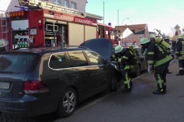 Pkw nach Brand in Donauwörth, mit Feuerwehr