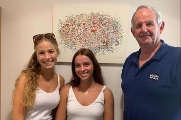 Unser Bild zeigt Lilly Ziegler und Hannah Bettinger mit Bürgermeister Creg Conkey.