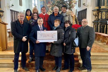 Bürgermeister Günther Pfefferer, Kaplan und Präses Laurent Koch und die Kolpingsfamilie Monheim mit ihrem Vorsitzenden Hubert Blank überreichten den Erlös des Bayerischen Schmankerl-Abends 2019 in Höhe von 1.000 Euro an die Leiterin der Stadt- und Pfarrbücherei Monheim, Mariele Lettenbauer. Die Stadt