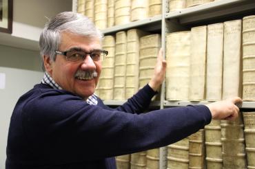 Dr. Sponsel an einem Bücherregal