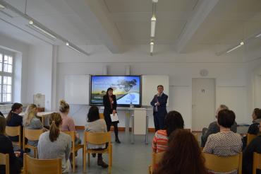 Landrat Stefan Rößle an der Liselotte-Nold-Schlule. 