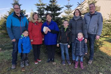 Bernhard und Patricia Reiner, die für Speis und Trank sorgten mit Sohn Georg, Rosmarie Schweyer sowie Andrea und Martin Hofer mit ihren Kindern Martin und Johanna bei der Spendenübergabe.