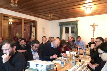 Zum Wahlkampfauftakt im vollbesetzten Versammlungsraum des Nittinger Feuerwehrhauses konnte der Oettinger Ortsverband der CSU zusammen mit Bürgermeisterin Petra Wagner viele interessierte Bürgerinnen und Bürger und den Landrat Stefan Rößle willkommen heißen. 