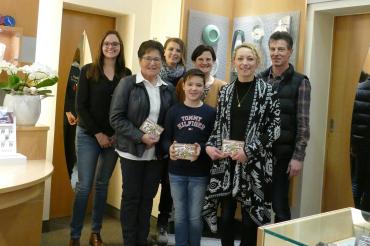 Die Gewinner mit Vertretern des Gewerbeverband Wemdings und der Stadt Wemding (v. l. n. r.: Judith Strohhofer, Rosa Hutzler, Daniela Neubauer, Timo Klotz, Annette Letsch, Nadya Herb (Vertretung für Ralf Herb) und Klaus Fischer. 