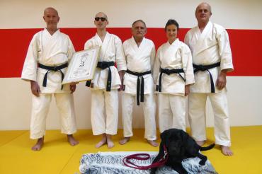 Trainer Jürgen Müller (5. DAN), Prüfling Rene Steinhübel (2. DAN), Trainer Lothar Kreutner (4. DAN), Assistenztrainerin Monika Schenk (2. DAN), Co-Trainer Rudi Gottwald (1. DAN) sowie Führhund Zand