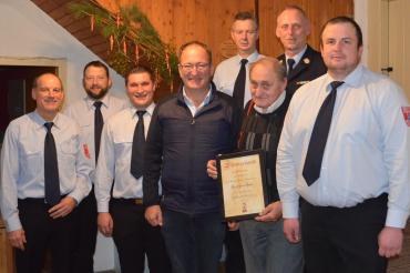 Auf dem Bild zu sehen (von links): Stefan Golder, Michael Schlauderer, Tobias Balletshofer, Bürgermeister Alois Schiegg, Gregor Mayr, Ehrenmitglied Josef Steib, KBM Jürgen Hascher und Wolfgang Engelhard. 