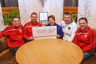 Das Bild zeigt die Spendenübergabe des VfB Oberndorf an Glühwürmchen e.V.