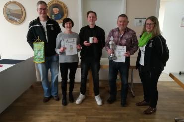Das Bild zeigt (von links nach rechts): 1. Schützenmeister Erich Oswald, Helga Faußner, Nikolai Dollmann, Rudolf Rösch vom Siegerteam Soldatenverein Schmähingen sowie Sportwartin Daniela Löfflad