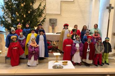 20 Buben und Mädchen waren in Ellgau unter der Regie von Susanne Hurler (hinten rechts) in Ellgau als Sternsinger unterwegs.