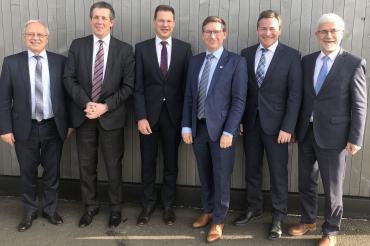 (im Bild von links): Hubert Hafner (Günzburg), Peter Polta (Heidenheim), Heiner Scheffold (Alb-Donau-Kreis), Stefan Rößle (Donau-Ries), Leo Schrell (Dillingen) und Klaus Pavel (Ostalbkreis)