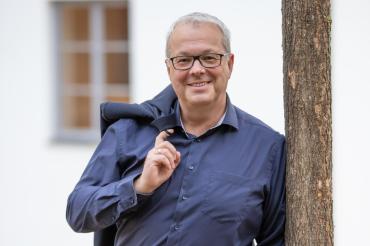 Karl Rehm mit Sakko über der Schulter