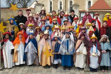 Das Bild zeigt die Deininger Sternsinger.
