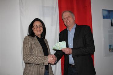 Bürgermeister Landenberger-Schneider nimmt dankend die Spende in Höhe von 1.200,00 Euro von Patricia Bonrath-Landgraf für die Stiftung „Nördlinger Hilfe in Not“ in Empfang.