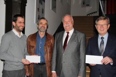 Johannes Beck, Helmut Weiß, Hermann Faul und Peter Schiele mit Schecks