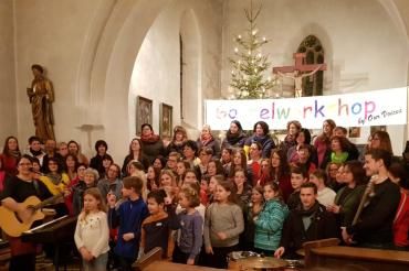 Menschen singen Gospels in der Kirche