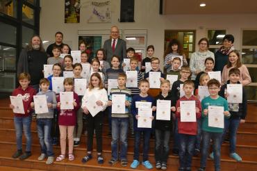 Unser Bild zeigt alle Schüler, die die 24 Aufgaben gelöst hatten, mit den Mathematiklehrkräften der 5. Klassen und Schulleiter Thomas Möckel.   