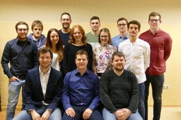 Dreizehn Kandidatinnen und Kandidaten werden für die Junge Liste Asbach-Bäumenheim bei der Kommunalwahl am 15. März antreten. Spitzenkandidaten sind (vorne, von links): Christian Hammer (Listenplatz 3), Otto Uhl (Listenplatz 1) und Florian Wimmer (Listenplatz 2). 