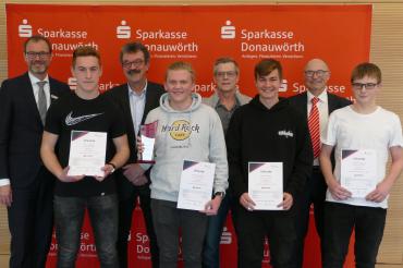 Das Team "ICED OUT" der Knabenrealschule Heilig Kreuz holte sich den Sieg beim Börsenspiel 2019. Auf dem Bild zu sehen von links: Sparkassendirektor Michael Schulz, Lukas Mayr, Schulleiter Joachim Düsing, Andreas Wagner, Lehrer Ernst Aschenbrenner, Noel Schmidt, Wertpapierexperte Wolfgang Hirsch und Moritz Roßmann. 