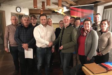 Auf dem Gruppenbild sind zu sehen von links nach rechts: Hubert Roßkopf, Johann Koch, Xaver Ulanowski, Gerd Mannes MdL(Versammlungsleiter, Landratskandidat für Günzburg), Monique Koch, Gabriele Heinrich, Ulrich Singer MdL, Karl-Heinz Heinrich, Marga Link, Elisabeth Hörr, Matthias Bendig, Ute Langer. 