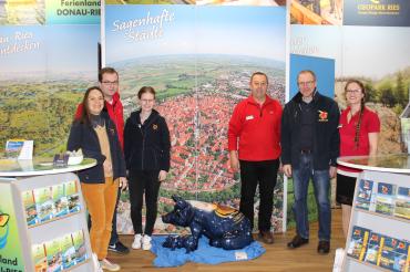v.l.n.r.): Heike Burkhardt (Geschäftsführerin Geopark Ries e.V.), Klemens Heininger (Geschäftsführer Ferienland Donau-Ries e.V.), Lorena Eberhart, Karl Templer, Toni Ullmann und Karin Brechenmacher am Messestand