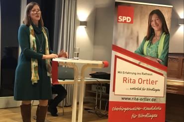 Rita Ortler hält eine Rede