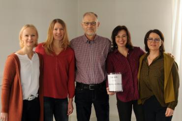 Christian Zuber (Mitte), Vorsitzender des Fördervereins Kinderheim Oettingen, nahm die Spende von den Yogalehrerinnen (von links) Beate Herteux, Nicole Bohner, Claudia Matzek und Edith Schweda entgegen. Zuber unterstrich, wie wichtig und bedeutend die Einrichtung in Oettingen für Kinder in schwierigen Lebenssituationen ist und bedankte sich herzlich bei allen Spendern.  