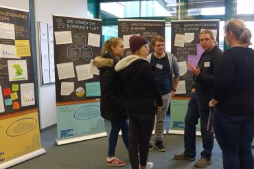 Schüler vor Infotafeln