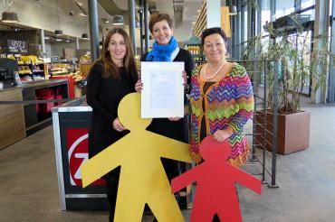 Inhaberin Christine Weber (rechts) und Michaela Matthäus, Leiterin Unternehmenskommunikation (links) freuen sich über die Urkunde, die die stellvertretende Vorstandsvorsitzende des Bunten Kreises Astrid Grotz Mitte Januar überreichte.