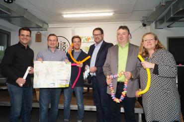 Kandidaten-Check im Juze Donauwörth v. l. n. r.: Jürgen Sorrè, Joachim Fackler, Moderator Lorenz Semmler, Michael Bosse, Albert Riedelsheimer und Stadtjugendpflegerin Daniela Benkert 