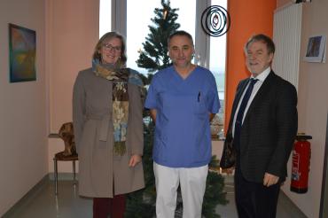 Unser Bild zeigt: Annelises Braun (stellvertretende Vorsitzende VdK Monheim), Chefarzt Dr. Thomas Handschuh und Leo Nagel (Vorsitzender VdK Monheim).