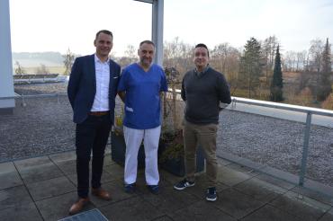 Unser Bild zeigt (von links) Steffen Rissmann, Chefarzt Dr. Thomas Handschuh und Marco Cislaghi (Marketing Modehaus Steingass) 