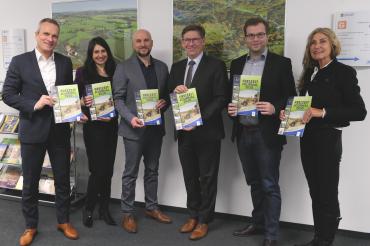 Vorstellung und Veröffentlichung des neuen Freizeit-Journals im Ferienland Donau-Ries (v.l.n.r.): Alexander Subat (PROSPEGA GmbH), Ramona Nahirni-Vogg (Marketing- & Sales-Service Augsburg GmbH), Simon Weber (pd. Media Sales), Landrat und Vorstand des Ferienlandes Donau-Ries e.V. Stefan Rößle, Geschäftsführer Ferienland Donau-Ries Klemens Heininger und Lisa Unger (Marketing- & Sales-Service Augsburg GmbH).