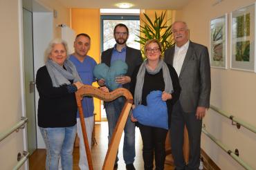 Unser Bild zeigt (von links nach rechts) Helena Madeira (Therapeutin), Chefarzt Dr. Thomas Handschuh, Stefan Gillert (rocket-media), Michaela Aurhammer (Stationsleitung Palliativ) und Oberbürgermeister Herrmann Faul. 