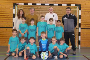 Die Spieler der F-Jugend mit ihren Trainern, Alexander Angersbach und Arpad Gandenheimer, zusammen mit den Sponsoren, Anita und Thomas Meilbeck-Hertle.