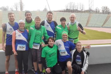 Kurz vor dem Start auf der Tribüne des Olympiastadions (vorne kniend von links): Markus Wagner, Hans Niederhuber und Marie Wagner, dahinter stehend von links Philipp Moll, Simone Müller, Henning Breuer, Brigitte Radajewski, Steffen Brenner, Birgit Minder und Michael Dambacher.